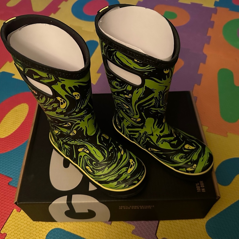 Bogs Kids Boots in Black and Green
